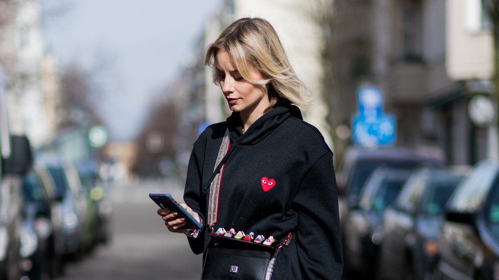 Mujer con celular