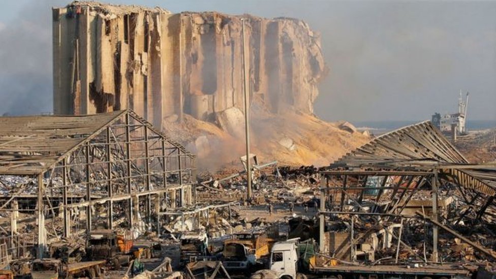 الانفجار الضخم تسبب في دمار هائل في مرفأ بيروت وتدمير مخازن الغلال