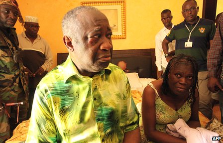 Лоран Гбагбо (слева на переднем плане) и его жена Симона Гагбо содержатся в отеле Абиджана после их захвата силами, верными Алассану Уаттаре, в апреле 2011 года