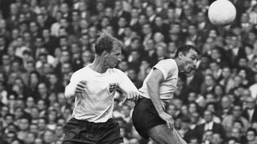 Jack Charlton en acción durante el mundial de Inglaterra 1966.