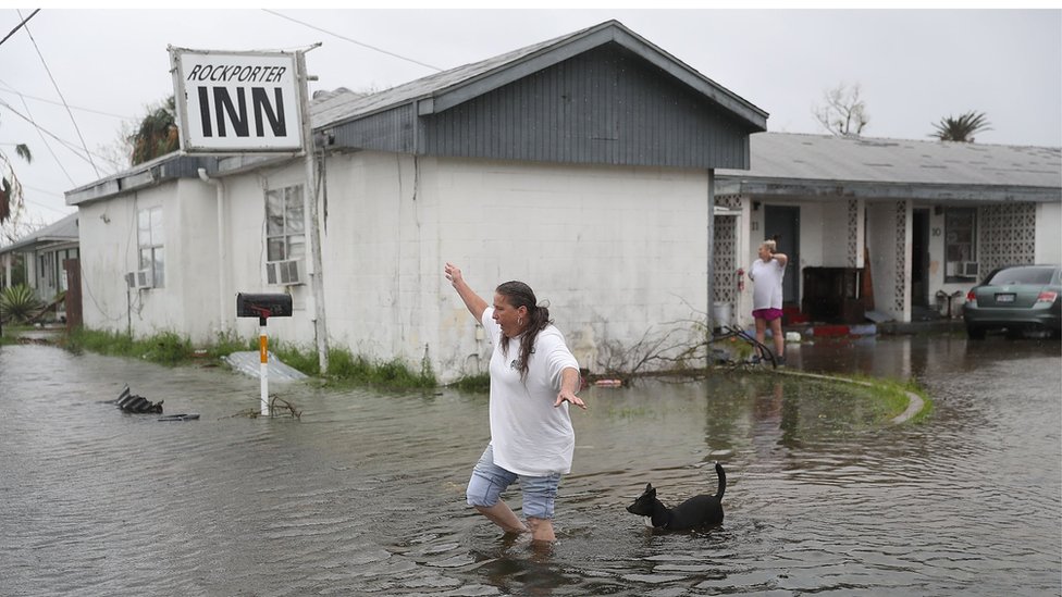 Ya hay algunas zonas de Texas que han registrado inundaciones. Valerie Brown camina por una zona inundada de Rockport, Texas