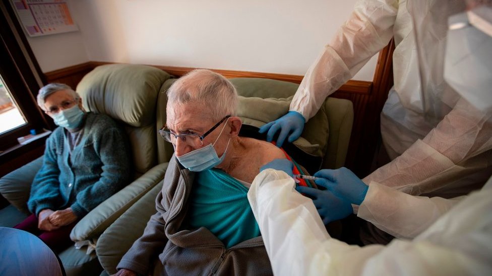 Vacunación en una residencia de ancianos en Mallorca, España.