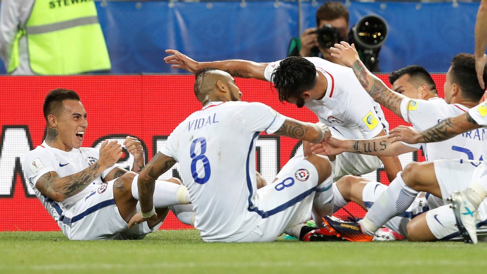Eduardo Vargas celebró, pero no fue gol. Después tuvo que esperar, y sí lo fue. El delantero chileno fue el primer futbolista al que le anularon y validaron un gol con el VAR. Eduardo Vargas celebra con Chile.