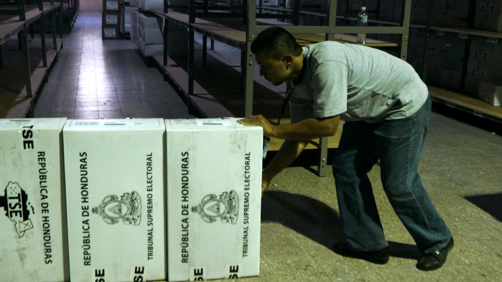Hernández, quien originalmente había descartado una reelección, ahora dice querer limitarla a un máximo de dos períodos. Material electoral en Honduras