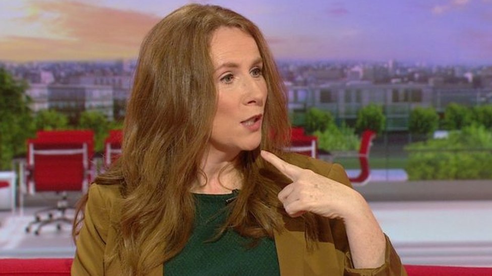Breakfast presenter uses wrong catchphrase on Catherine Tate - BBC News