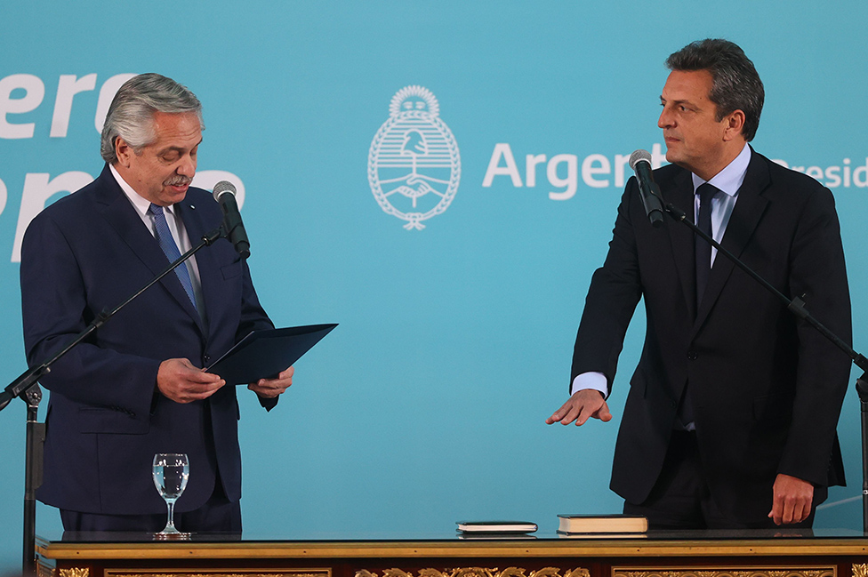 El presidente Alberto Fernández tomándole juramente a su nuevo "superministro" de Economía, Sergio Massa, el 3 de agosto de 2022