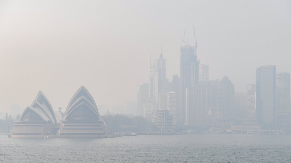 Сиднейский оперный театр и горизонт скрыты дымом