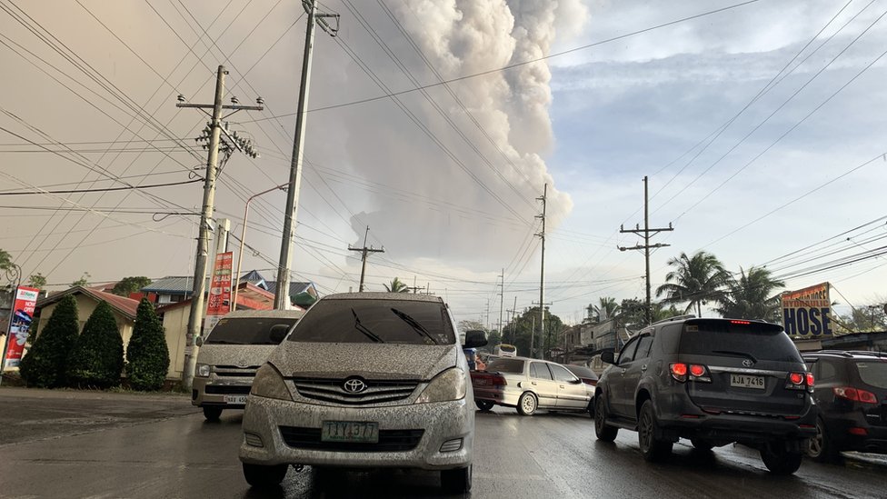 Столб пепла от вулкана Таал нависает над городом Тагайтай, Филиппины, 12 января 2020 года.