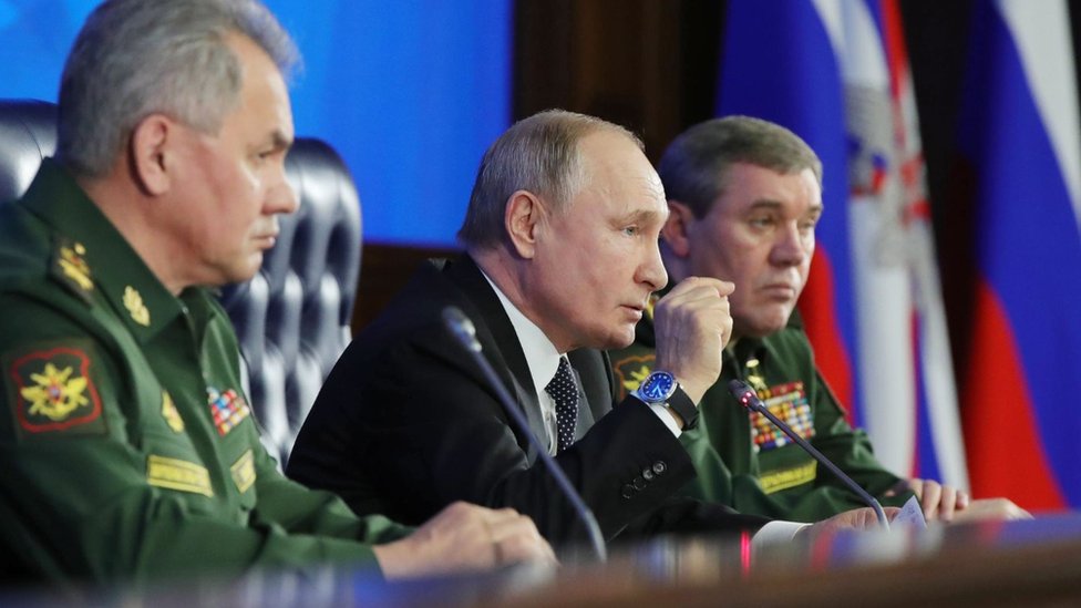 El presidente ruso, Vladimir Putin, y el ministro de Defensa ruso, Sergei Shoigu (izquierda) en la reunión anual de la junta del Ministerio de Defensa.