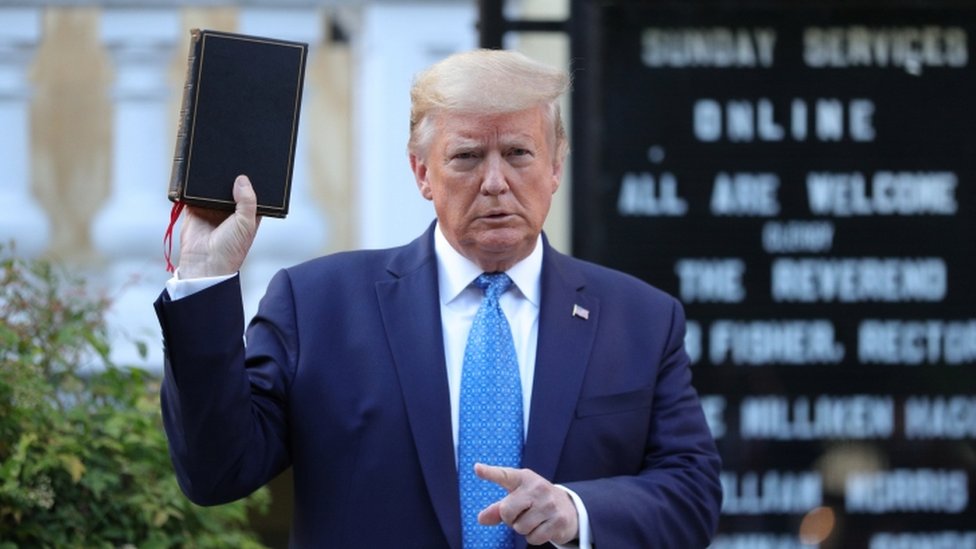 Дональд Трамп держит Библию перед церковью