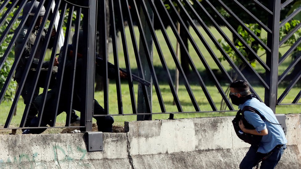 El momento en el que Vallenilla resultó herido fue captada en imágenes y vídeos. Momento en el que un guardia nacional dispara contra David Vallenilla.