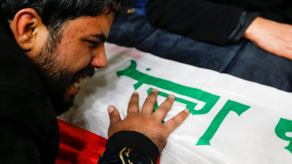 عراقي يبكي أمام نعش أحد ضحايا الهجوم