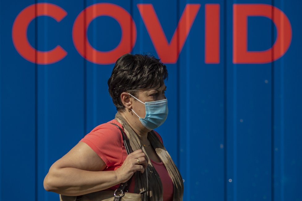 Una mujer con mascarilla.