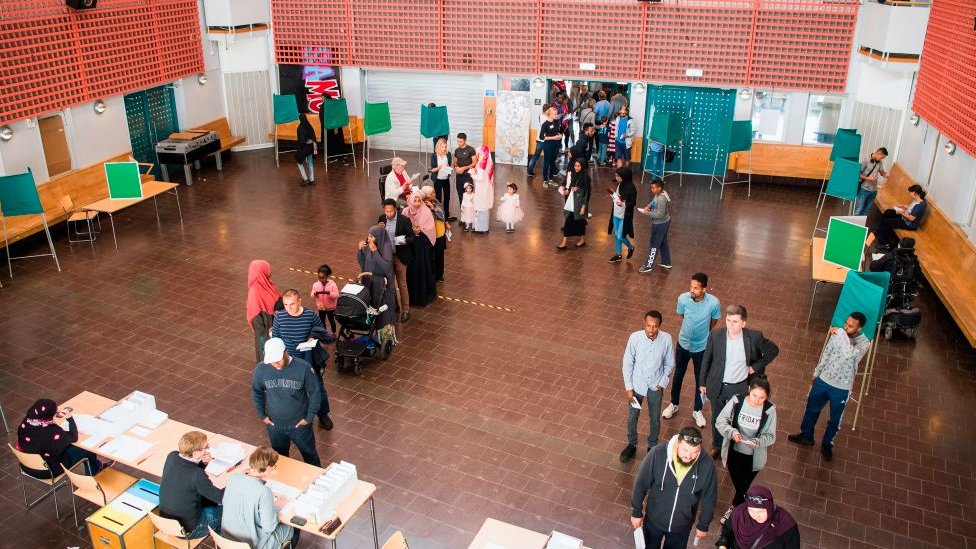 Inmigrantes votando
