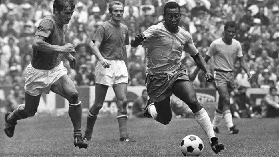 Pelé llevando la pelota en el partido frente a Italia de México 1970.