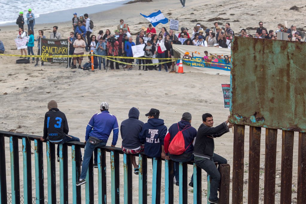Personas en la frontera entre México y Estados Unidos