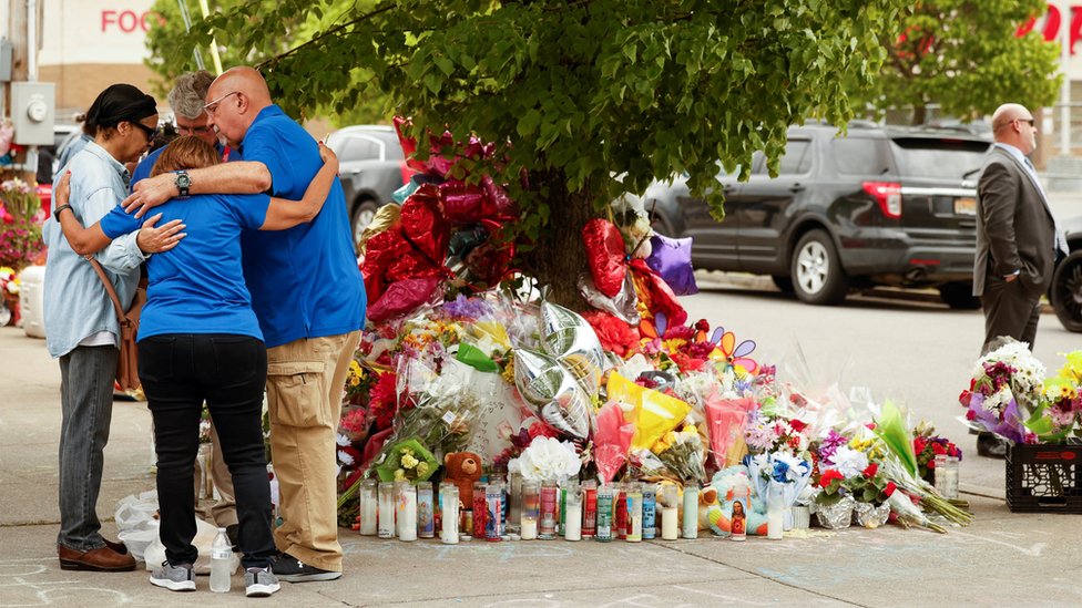 Personas rezan en un memorial en Buffalo frente al supermercado en donde ocurrieron los hechos el pasado 20 de mayo.