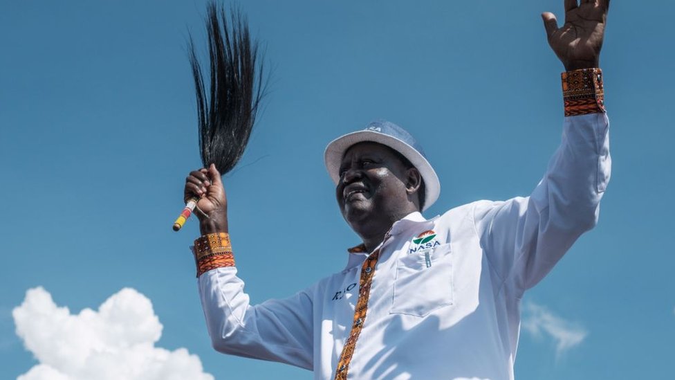 Оппозиционный лидер коалиции Национального супер альянса (НАСА) Кении Раила Одинга реагирует на сторонников во время политического митинга на территории Джакаранды в Найроби 17 сентября 2017 г.