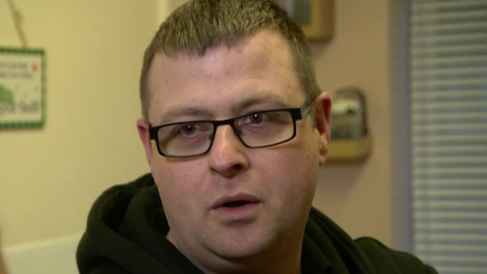 La emoción inundó a Roy Aspinall cuando reconoció que el hombre al que le había convidado un cigarrillo era su hermano, a quien vio por última vez cuando este tenía un año. Roy Aspinall