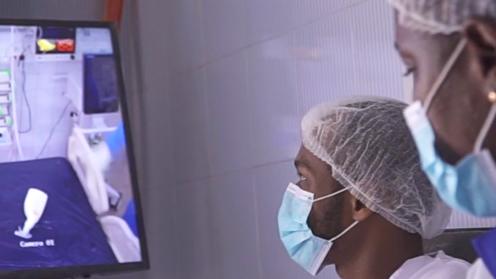 Los médicos del Hospital Fann ahora pueden monitorear a los pacientes usando cámaras, como medida para minimizar el contacto.