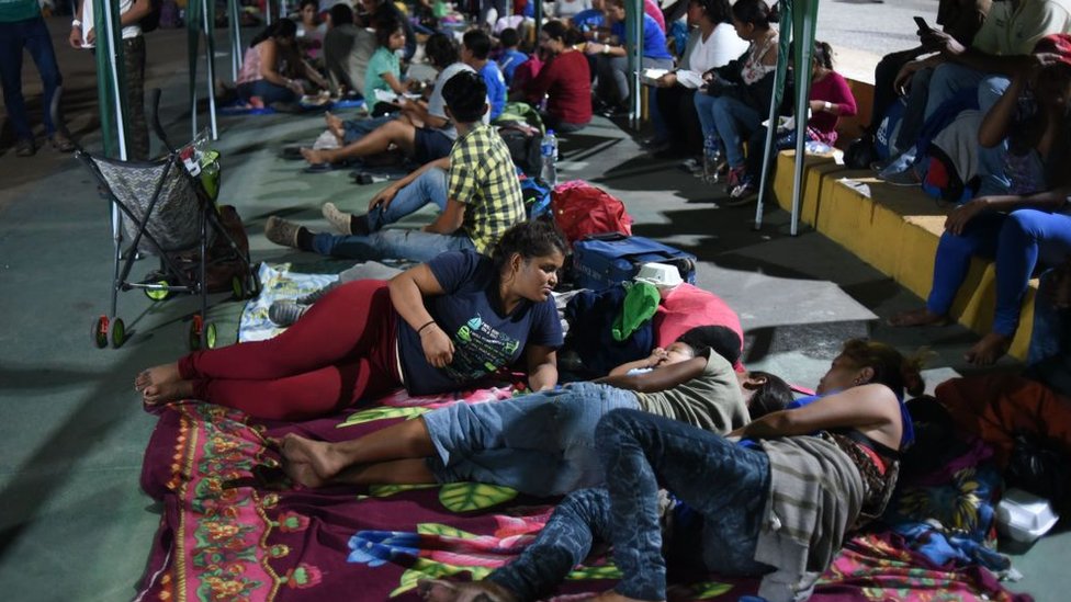 Inmigrantes centroamericanos en la plaza central de Tecún Umán