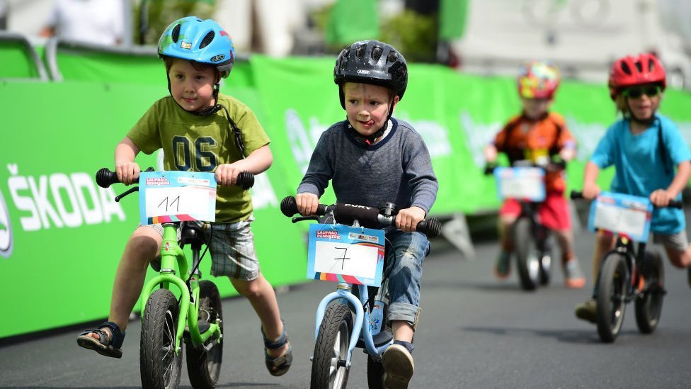Дети, участвующие в гонке на велосипеде