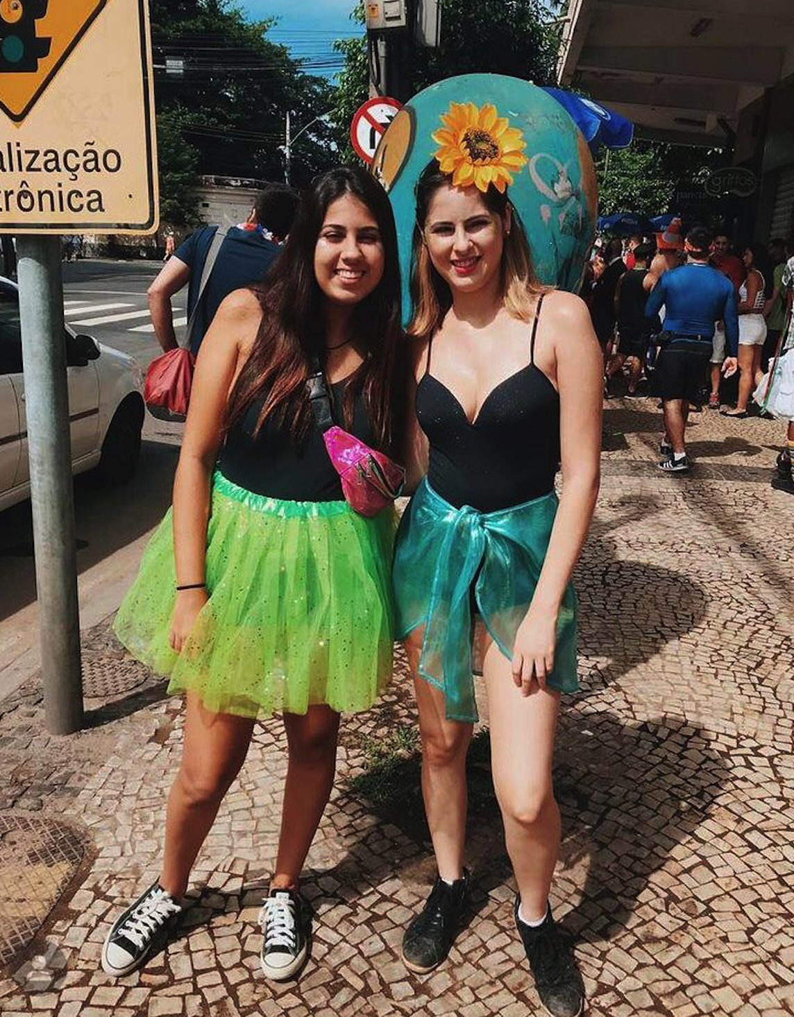 Jovens posam em rua com fantasia de Carnaval