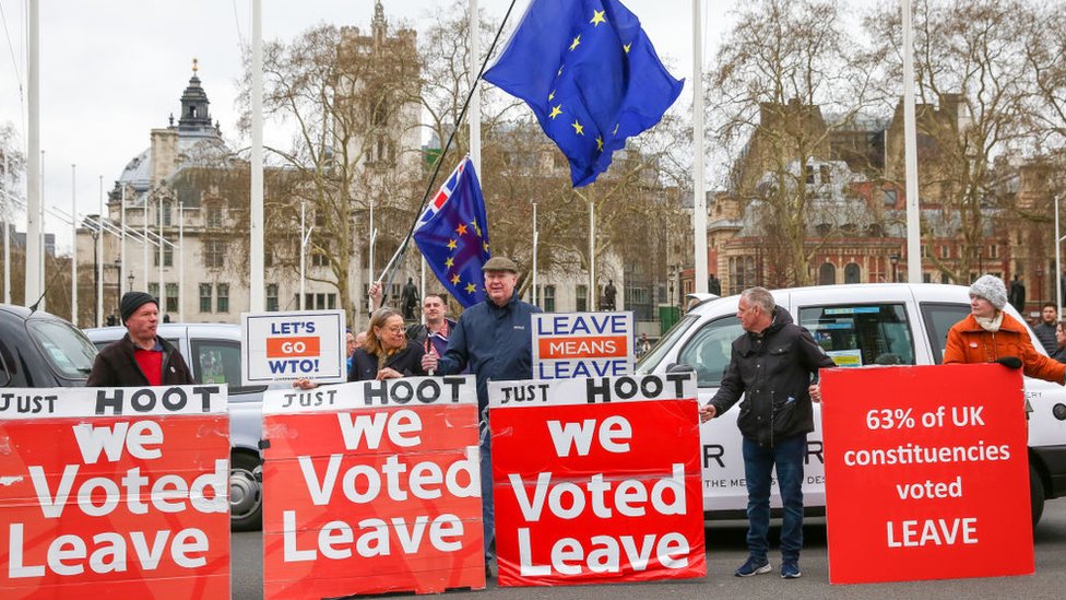 Manifestantes a favor del Brexit con carteles que dicen "Votamos por irnos".