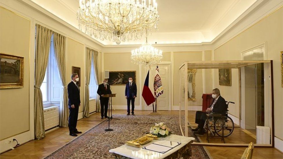 الرئيس التشيكي في غرفته الزجاجية
