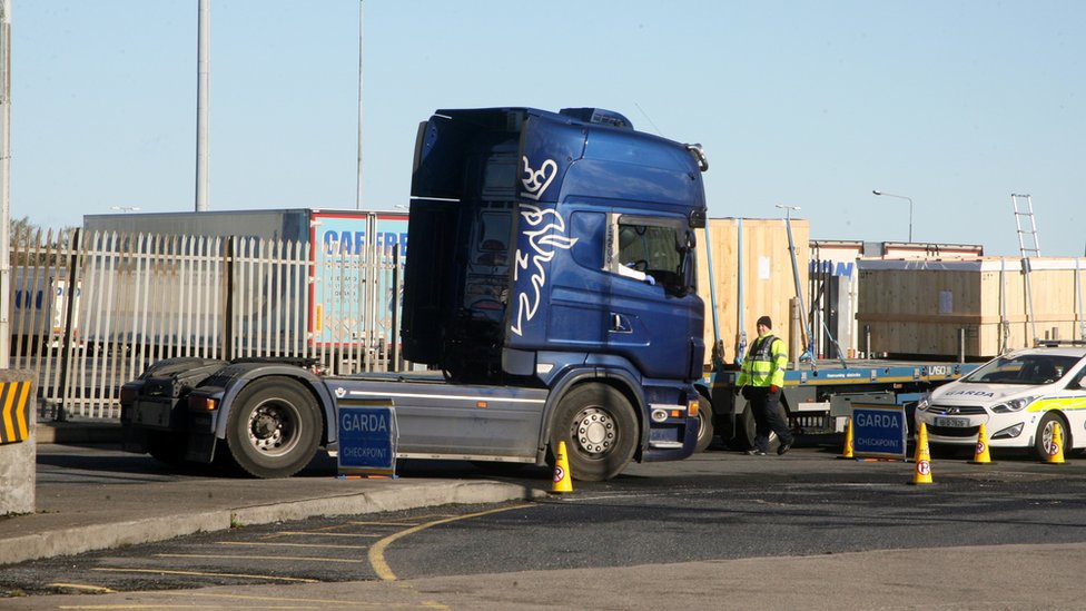 Вооруженная ирландская полиция останавливает грузовик