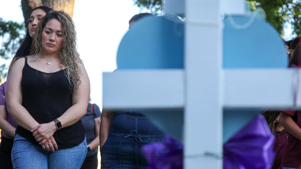 Dolientes visitan el monumento a las víctimas del tiroteo en la escuela de Texas.