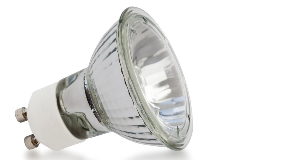 vidne vare hjort Halogen lightbulb sales to be banned in UK under climate change plans - BBC  News