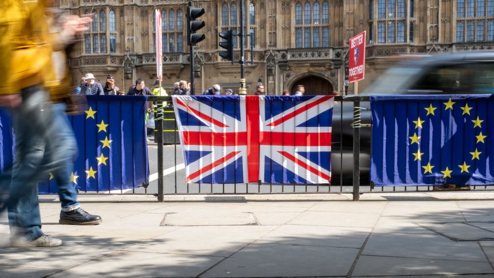 Флаги перед парламентом