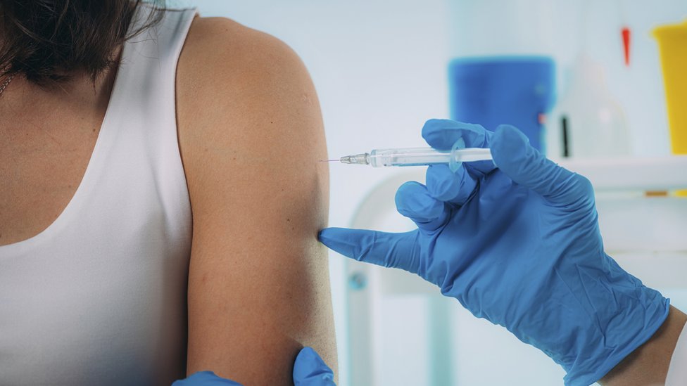 Vacina sendo aplicada no braço