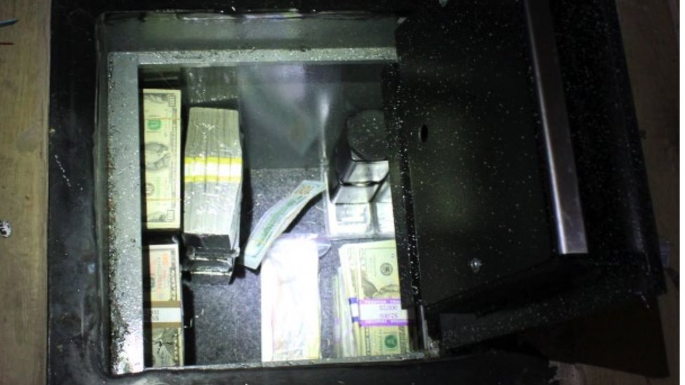 藏有現金的地下保險箱（美國司法部2022年11月7日發放照片）
