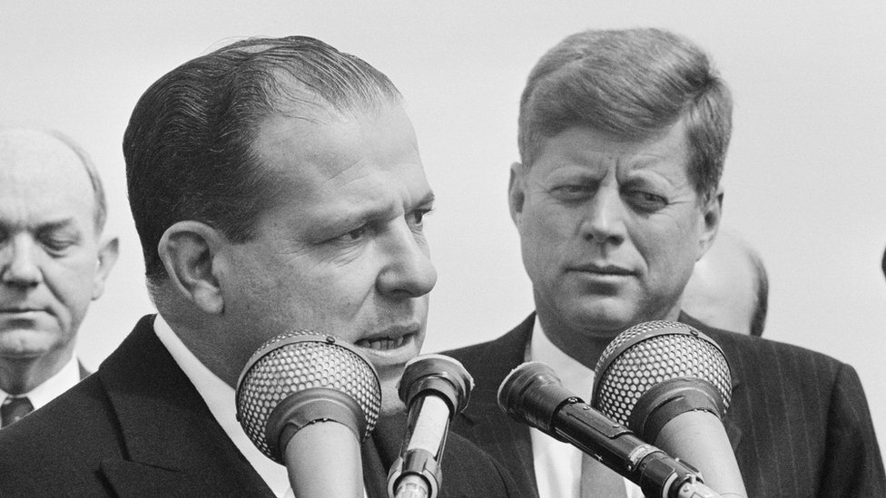 Жоао Гулар выступает перед прессой на базе ВВС Эндрюс, рядом с ним стоит президент США Джон Ф. Кеннеди. Апрель 1962 года.
