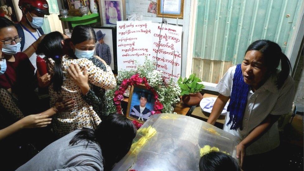 معزون في الجنازة التي أقيمت الأحد للناشط كياو وين مونغ في مدينة مندالاي