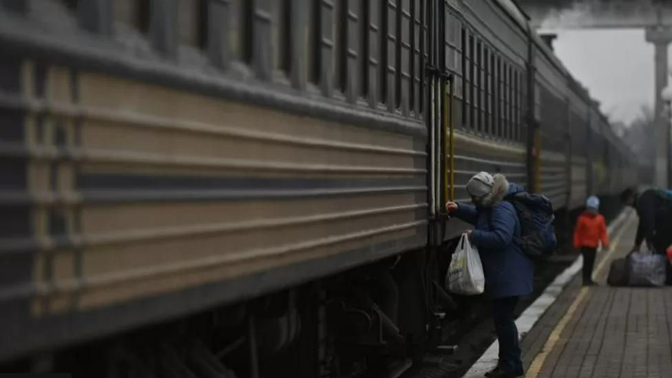 الحكومة الأوكرانية نظمت عمليات إجلاء من خيرسون بالقطار وناشدت المواطنين المغادرة