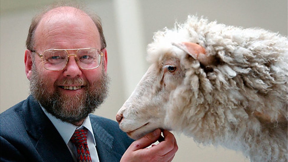 Ser Ijan Vilmut sa ovcom Doli, koju je stvorio kloniranjem 1996. godine