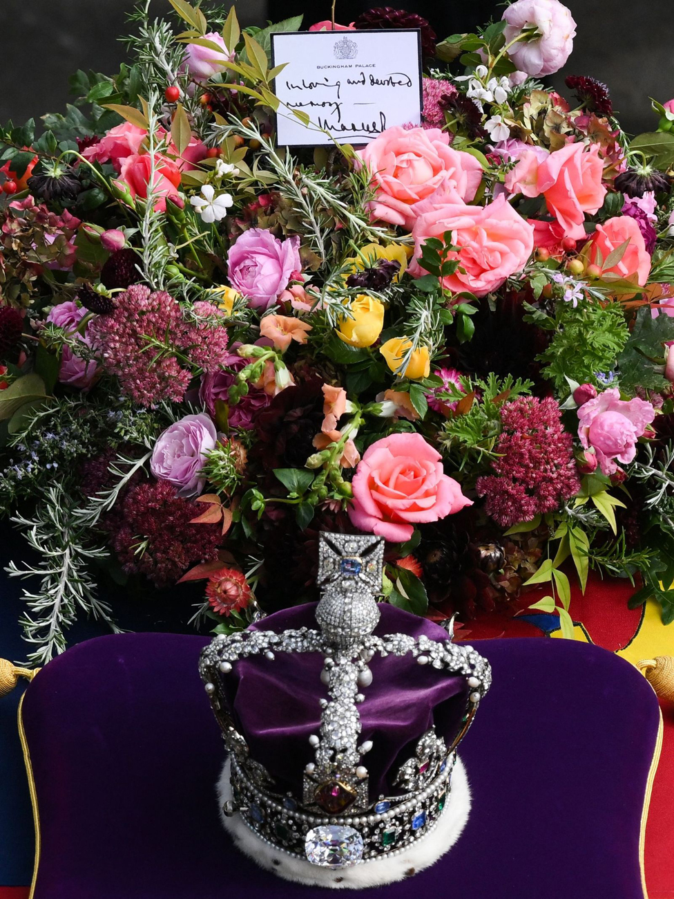 A view of the crown sitting on the Queen's coffin. 