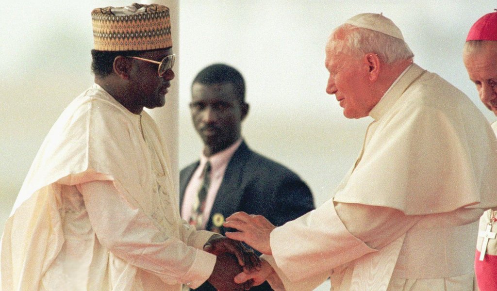 Сани Абача встречается с бывшим Папой Иоанном Павлом II