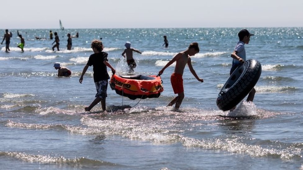 UK weather: School holiday heatwave! 34C forecast for next week