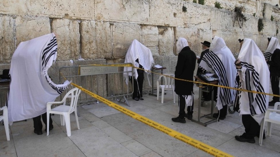 Люди молятся о том, чтобы принять меры против коронавируса во время молитвы у Западной стены в Старом городе Иерусалима (23 марта 2020 г.) AFP