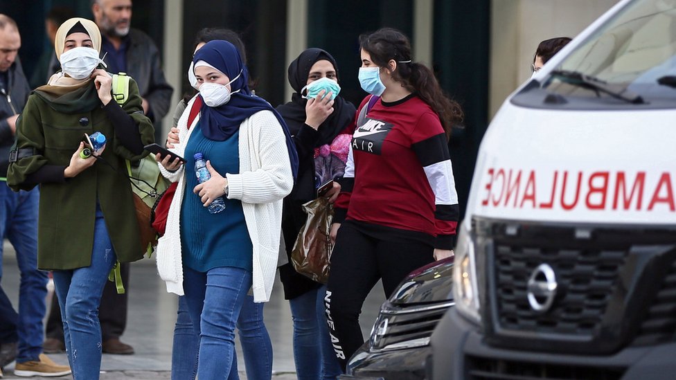 Personas en Beirut portando mascarillas