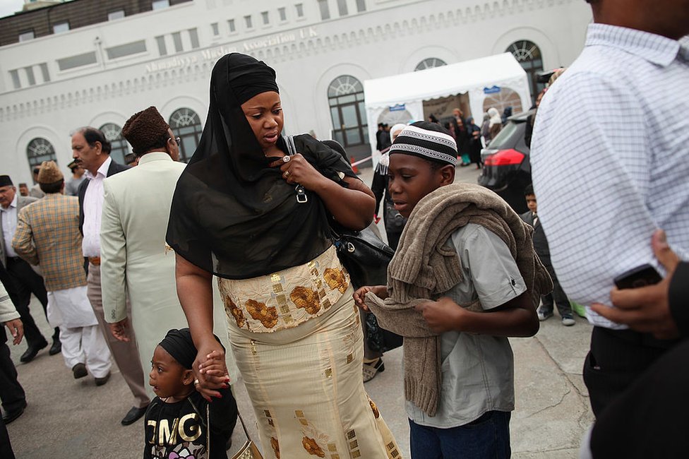 La mayoría de los nuevos adeptos son de África. Mujer ahmadí con su hijo.