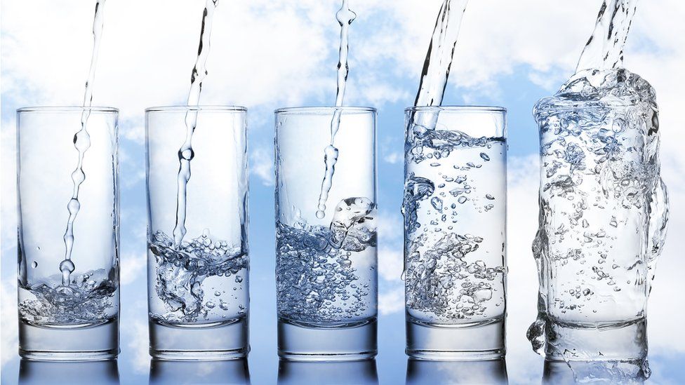 Todo el agua de la Tierra contiene pequeñas cantidades de uranio disuelto y de torio. Agua