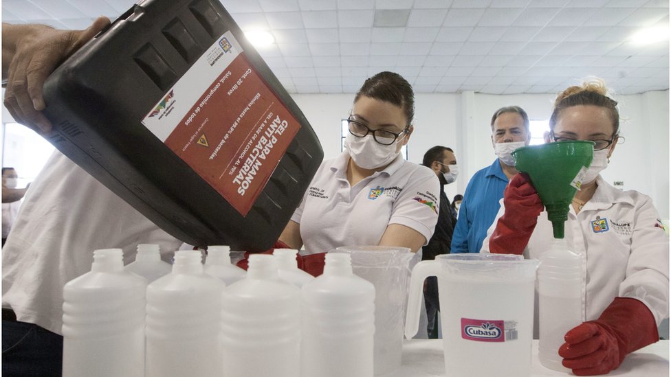 Voluntarios en México se preparan a distribuir gel antibacterial de forma gratuita en Guadalupe, Nuevo León.