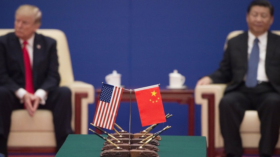 Президент США Дональд Трамп (слева) и президент Китая Си Цзиньпин присутствуют на мероприятии лидеров бизнеса в Большом зале народных собраний в Пекине 9 ноября 2017 г.