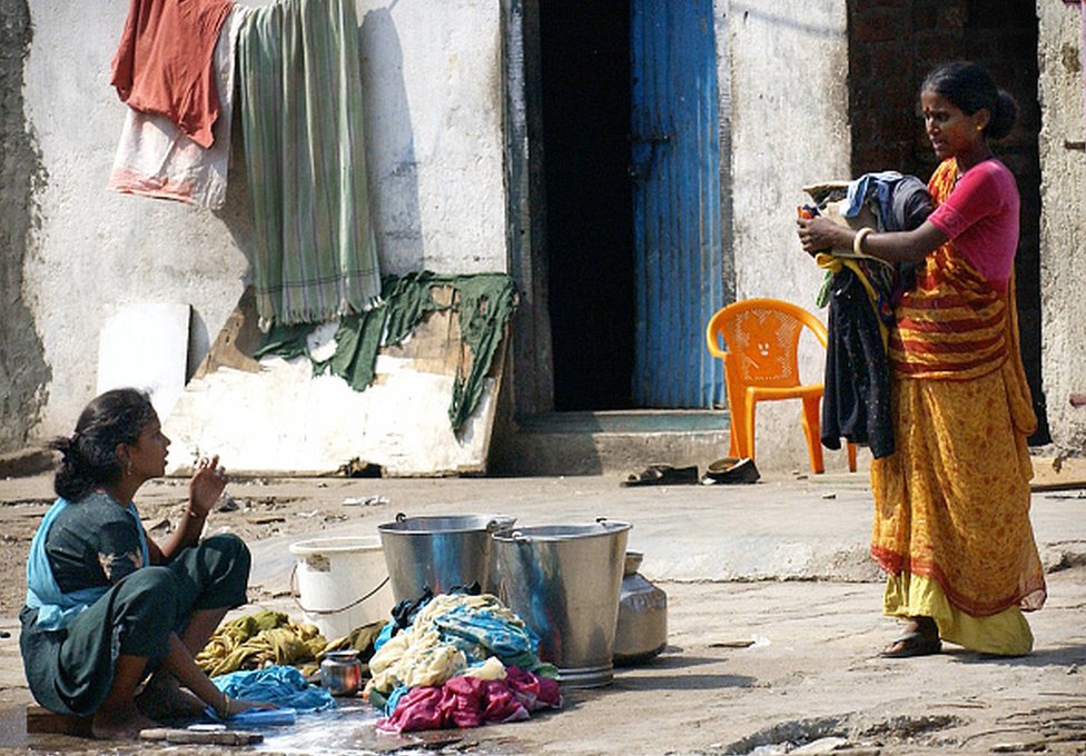 Женщина, стирающая белье в Индии
