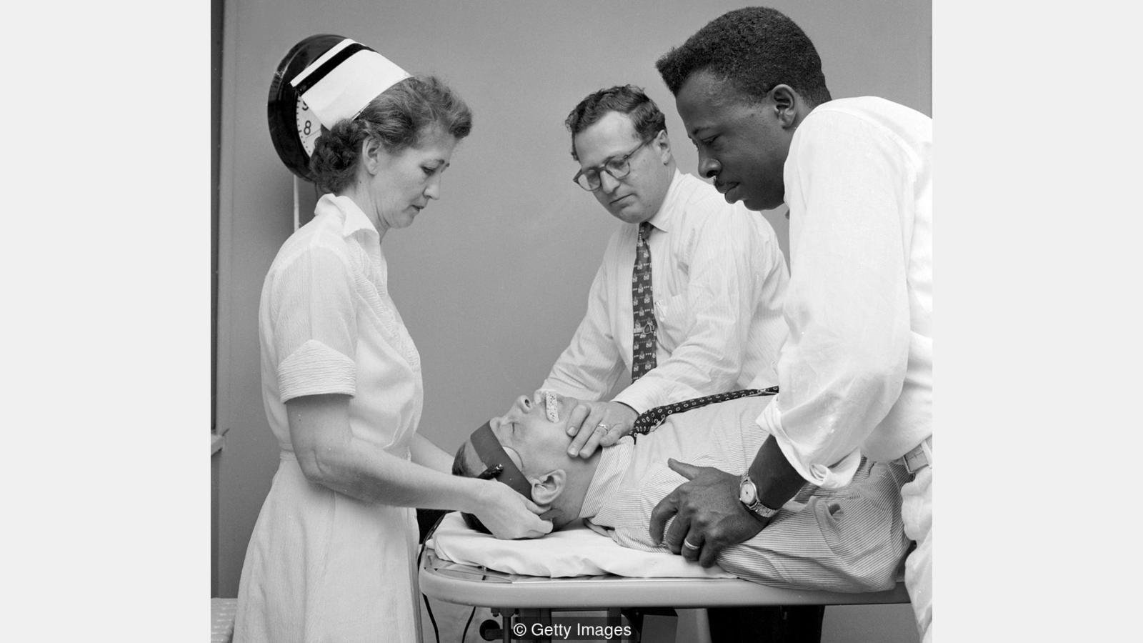 Foto antiguo de neurocirujanos con pacientes.